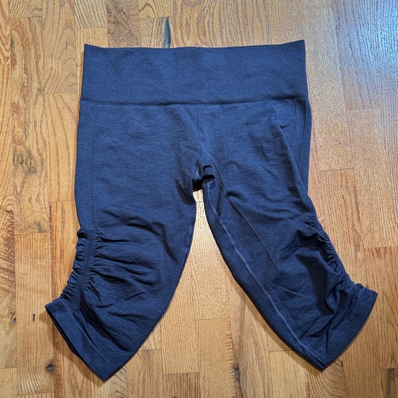 Lululemon In The Flow navy cropped leggings size 6? - Picture 1 of 4